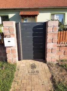 Plot s brankou - Branka s madlem