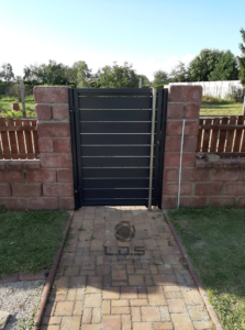 Plot s brankou - Branka s madlem