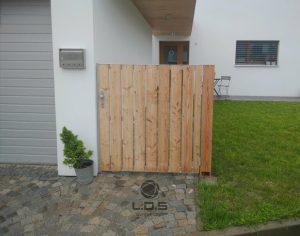 Branka s dřevěnou výplní